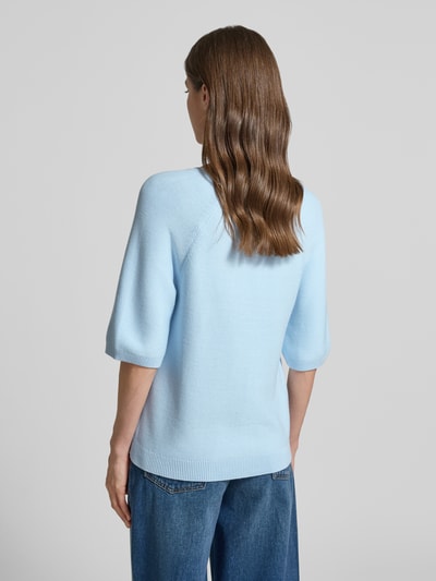 Frauenmodel trägt Regular Fit Strickpullover aus Baumwoll-Mix von s.Oliver RED LABEL, Optik: Unifarben, Rückansicht Ganzkörperansicht.
