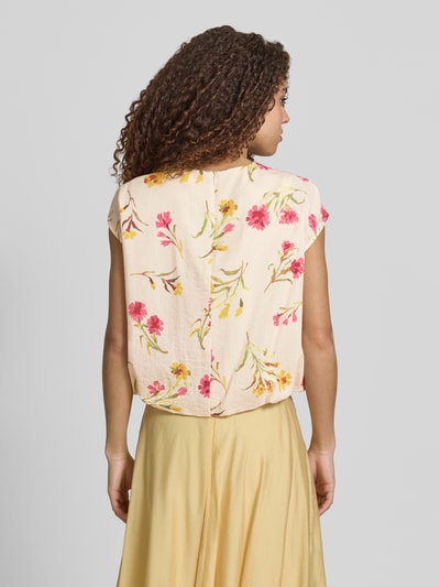 Frauenmodel trägt Blusenshirt mit Kappärmeln und Rundhalsausschnitt von Jake*s Collection, Baumwoll-Viskose-Mix, Gerader-Schnitt, floraler Print, Rückenlänge bei Größe 38: 51 cm, Ganzkörperansicht Rückansicht.