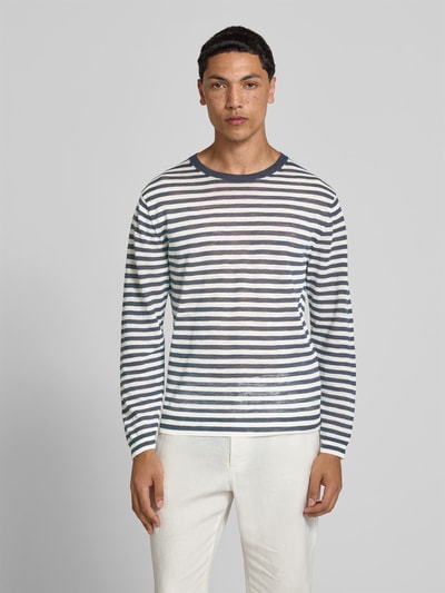 Männermodel trägt Longsleeve aus Leinen-Mix von Closed, Regular-Fit, Rundhalsausschnitt, Strick-Optik, weiß-blau gestreift, Ganzkörperansicht von vorne.
