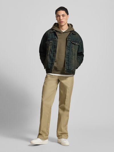 Męski model nosi Relaxed Fit Jeansjacke aus reiner Baumwolle Modell 'TRUCKER' od LEVI'S®, denim, jednolity kolor, z przodu, całopostaciowo
