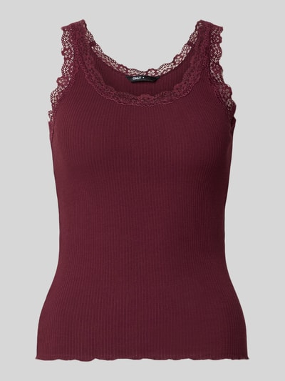 Produktfoto, slim fit tanktop in donkerrood katoenmix met kantdetails, Slim Fit Tanktop aus Baumwoll-Mix model 'SARA SHARAI' van ONLY, Dames Tanktop