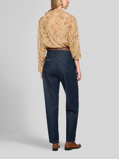 Vrouwenmodel draagt Straight Fit Jeans aus elastischem Baumwoll-Mix van Marc Cain in donkerblauw met riemlussen en 5-pocketmodel, knoop- en ritssluiting, bandwijdte maat 36: 37 cm, binnenbeenlengte maat 36: 73 cm, katoenmix, dames jeans, geheel lichaamsaanzicht achterkant.