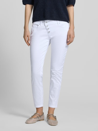 Frauenmodel trägt weiße Jeans in 7/8-Länge Modell 'Malibu' von Buena Vista im Slim Fit, Baumwoll-Elasthan-Mix, Nahaufnahme Oberkörper.