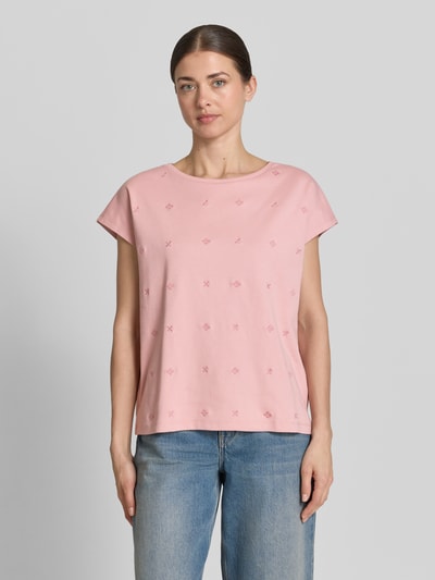 Frauenmodel trägt T-Shirt mit Rundhalsausschnitt und Stitchings von Christian Berg Woman aus Reine Baumwolle, Regular-Fit, Kappärmel, Rückenlänge 55 cm, in Rosa, schlichte Struktur, Ganzkörperansicht von vorne.