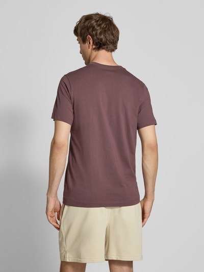 Männermodel trägt T-Shirt mit Label-Stitching von Nike in Braun, Reine Baumwolle, Regular-Fit, Rundhalsausschnitt, Rückenansicht, Rückenlänge bei Größe M: 73 cm.