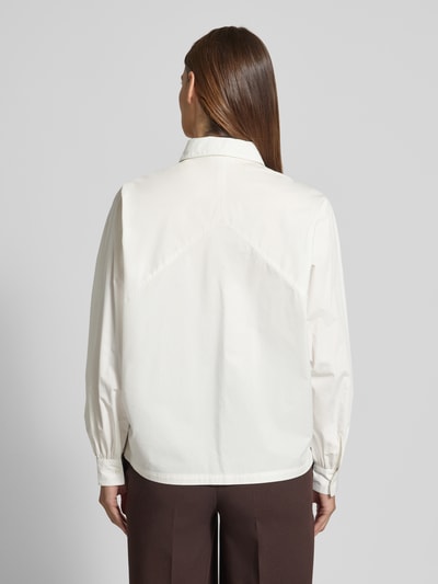 Frauenmodel trägt Regular Fit Hemdbluse mit Hemdblusenkragen von Fynch-Hatton aus reiner Baumwolle, Logo-Applikation, langärmelig, Sportmanschetten, Rückenlänge 64 cm, Ärmellänge 56 cm, Ganzkörperansicht Rückansicht.