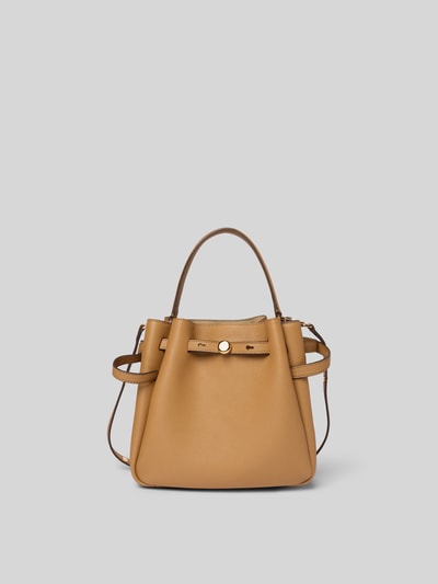 Produktfoto, Bucket Bag mit Logo-Detail von Tory Burch in warmem Braunton, Hauptfach mit Zugband, abnehmbarer Schulterriemen, kurzer Tragehenkel, Maße ca. 22 cm Breite, 22 cm Länge, 11 cm Tiefe, strukturierte Leder-Textur.
