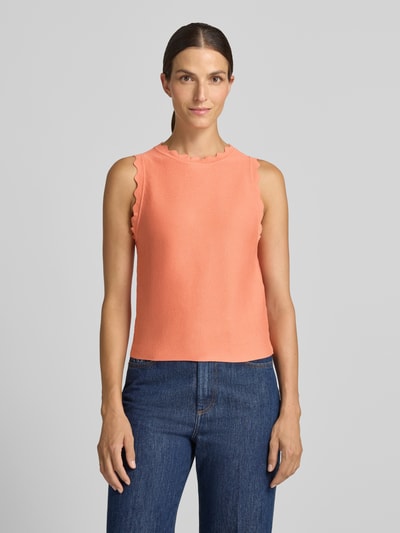 Frauenmodel trägt Slim Fit Top aus Viskose-Mix von Tom Tailor Denim in Unifarbe mit Rundhals und Wellenkanten, Ganzkörperansicht von vorne.