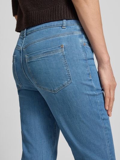 Frauenmodel trägt Cropped Slim Fit Jeans mit Eingrifftaschen von Christian Berg Woman, hellblauer Farbton, Baumwoll-Mix mit Stretch-Anteil, Detailaufnahme Rückansicht.