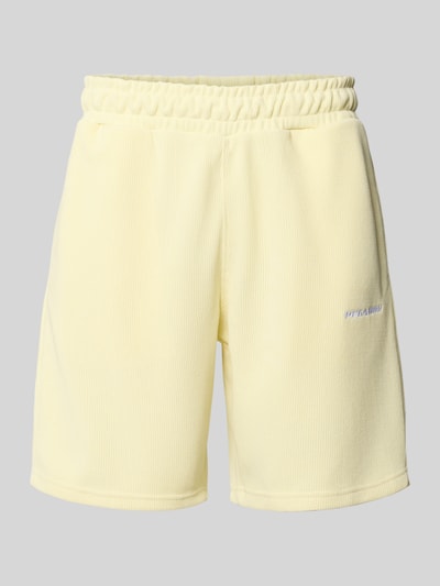 Produktfoto, Relaxed Fit Shorts mit Strukturmuster Modell 'Lagos' von Pegador für Herren, Elastischer-Material-Mix, elastischer Bund, Strukturmuster, Bundweite bei Größe M 38 cm, Innenbeinlänge 21 cm, sanftes Gelb auf glatter Oberfläche.