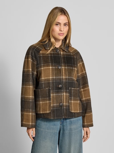Frauenmodel trägt Regular Fit Jacke mit Woll-Anteil von Christian Berg Woman Selection, kariertes Muster braun-beige, Nahaufnahme Oberkörper.