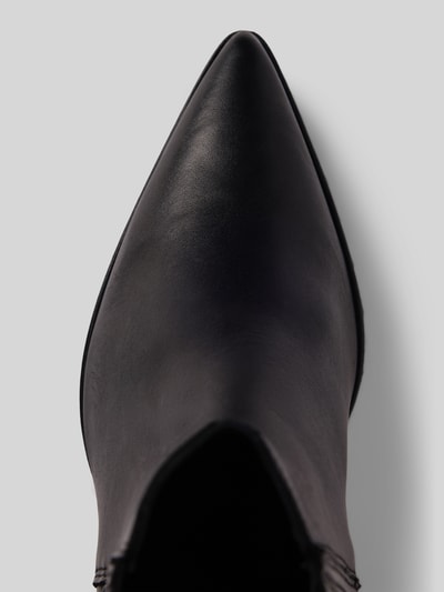 Produktfoto, botki z naturalnej skóry z przodu spiczaste, elastyczne wstawki, model 'CPH298' od Copenhagen, obcas słupek, wysokość obcasa 6 cm, wysokość cholewki 14 cm, szerokość w rozmiarze 40: 10 cm, gładka faktura, kolor czarny