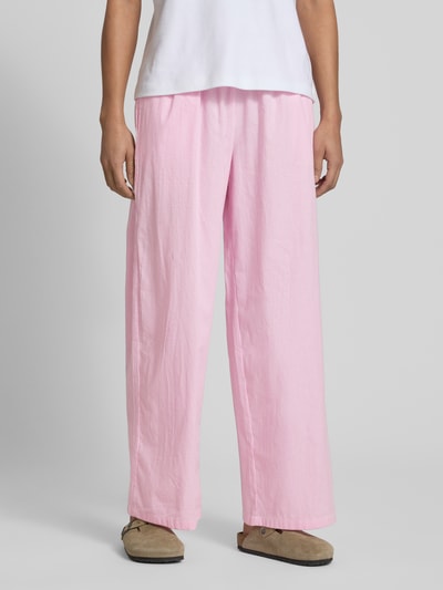 Frauenmodel trägt Loose Fit Weite Hose aus reiner Baumwolle Modell 'AUGUSTA' von Only, Optik:Allover-Muster, gestreift, Ganzkörperansicht von vorne.