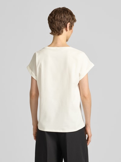 Frauenmodel trägt T-Shirt mit fixiertem Ärmelaufschlag Modell 'RINA' von Soyaconcept, Baumwoll-Mix in Creme, gerade Form, Ganzkörperansicht Rückansicht.