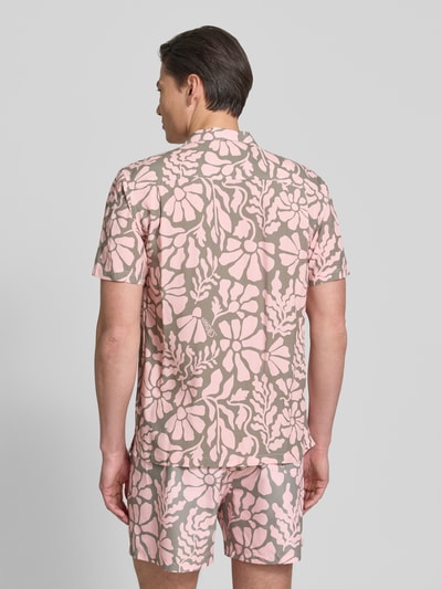 Männermodel trägt Freizeithemd im Allover-Look Modell 'Melo' von BOARDIES in Rosa und Beige, Reverskragen, Rückansicht, Ganzkörperansicht.