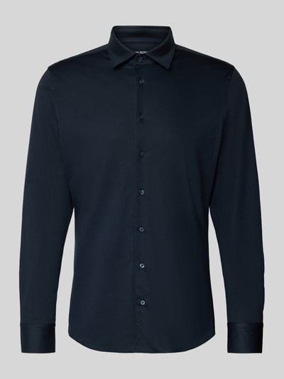 Produktfoto, Slim Fit Business-Hemd mit Kentkragen von Roy Robson aus Reine Baumwolle, Knopfleiste und Sportmanschetten, Farbe dunkelblau, glatte Textur, Rückenlänge 74 cm, Schulterbreite 44 cm, Ärmellänge 68 cm, Größe 40.