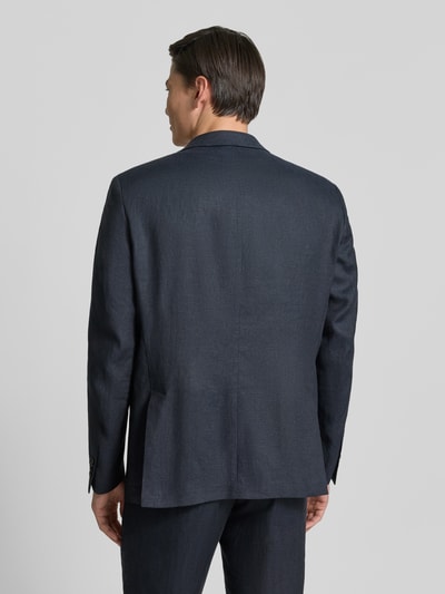 Männermodel trägt Regular Fit Sakko aus zuiver linnen met reverskraag van Christian Berg Men, donkerblauw, ruglengte 75 cm, schouderbreedte 47 cm, mouwlengte 63 cm, borstzak, opgestikte zakken, 2-knoopsluiting, ganzlichaamsaanzicht achteraan.