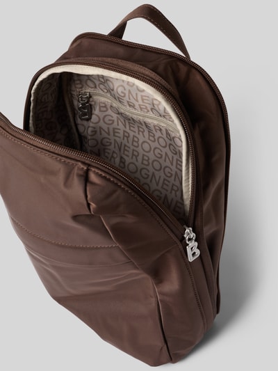 Produktfoto, Rucksack mit Logo-Detail Modell 'Maxon' von BOGNER in Braun, Reißverschluss, Logo-Innenfutter, verstellbare Schulterriemen, 24x34x9 cm, Kontext: Damen Rucksack, Hauptfach mit Reißverschluss, verstellbare Schulterriemen, Länge Schulterriemen 78 cm