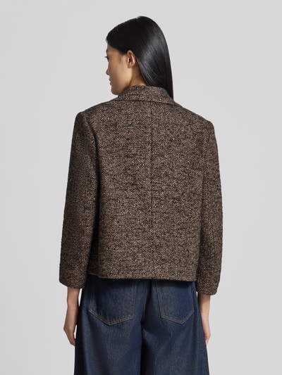 Frauenmodel trägt Regular Fit Blazer aus Woll-Mix mit Alpaka-Anteil von Luisa Cerano, braun meliert, strukturierte Oberfläche, Rückansicht, Ganzkörperansicht. Rückenlänge bei Größe 36: 55 cm, Brustweite: 51 cm, Ärmellänge: 51 cm, doppelte Knopfleiste, Umlegekragen, Pattentaschen.