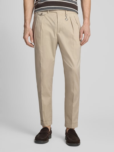 Männermodel trägt Hose mit gelegten Falten und Eingrifftaschen von Manuel Ritz, Baumwoll-Mix mit Stretch-Anteil, Regular-Fit, Ganzkörperansicht von vorne.