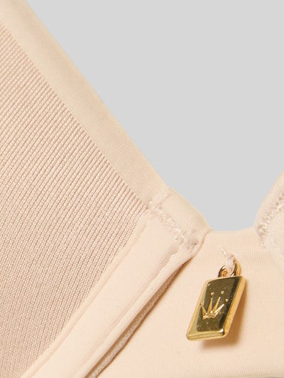 Productfoto, bh met logodetail van Triumph, elastische materiaalmix, haakjessluiting, verstelbare bandjes, detailopname