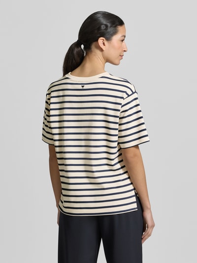 Modelka nosi Regular Fit T-Shirt aus reiner Baumwolle Modell 'MULTID' od Weekend Max Mara, gładki, logo, okrągły dekolt, krótki rękaw, asymetryczne wykończenie, rozcięcia po bokach, drobny prążek, czysta bawełna, widok całej sylwetki od tyłu