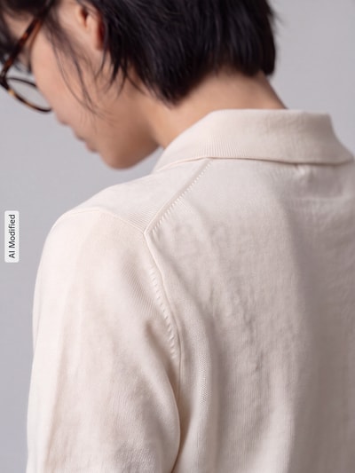 Frauenmodel trägt Regular Fit Poloshirt aus Baumwoll-Kaschmir-Mix von GANT in Beige mit weicher Struktur, Nahaufnahme Rückansicht, KI-modifiziertes Bild.