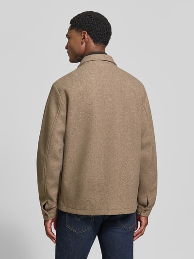 Männermodel trägt Jacke mit Brusttasche und Kentkragen Modell 'ROLFSTED' von Casual Friday, beige, strukturierte Oberfläche, Ganzkörperansicht Rückansicht.