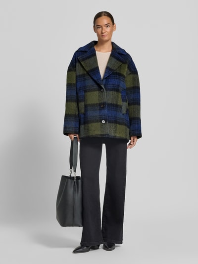 Vrouwenmodel draagt Relaxed Fit lange jas met wol van Jake*s Casual, groen-blauw geruit, grof oppervlak, volledig lichaam vooraanzicht