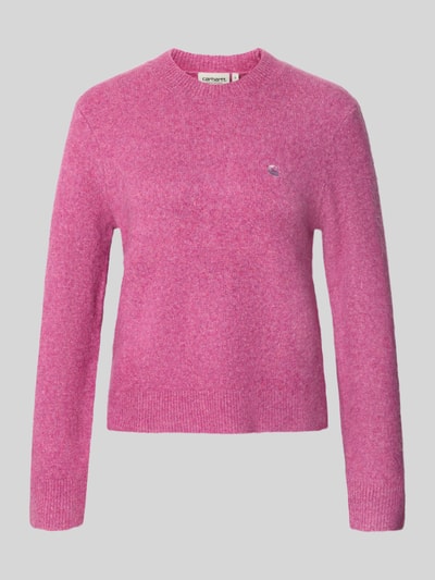Produktfoto, Strickpullover mit Label-Detail Modell 'Curtis' von Carhartt Work In Progress in Pink, Material-Mix mit Woll-Anteil, gerippter Rundhalsausschnitt und Abschlüsse, taillierte Passform, glatte und gerippte Texturen, Vorderansicht