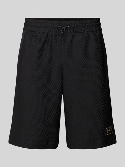 Produktfoto, schwarze Regular Fit Shorts mit Strukturmuster von EA7 Emporio Armani, elastischer Bund mit Tunnelzug, sichtbare Logo-Details