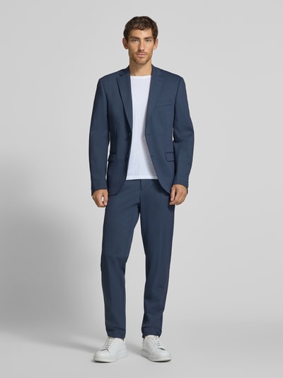 Männermodel trägt Regular Fit Hose mit Tunnelzug und Eingrifftaschen von bugatti, Material-Mix, dunkles Blau, Ganzkörperansicht von vorne.