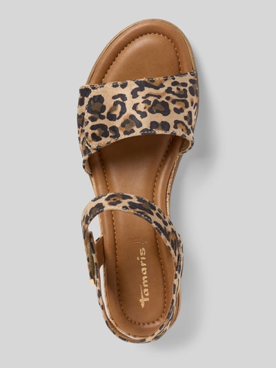 Produktfoto, Sandalen mit Allover-Muster von Tamaris in Braun mit Animal Print, offener Schuhspitze, Keilabsatz, strukturierter Sohle, Label-Prägung, Dornschließe.