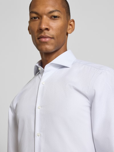 Mannelijk model draagt wit slim fit zakelijk overhemd uit zuivere katoen model 'HANK' van BOSS, Nahaufnahme bovenlichaam.