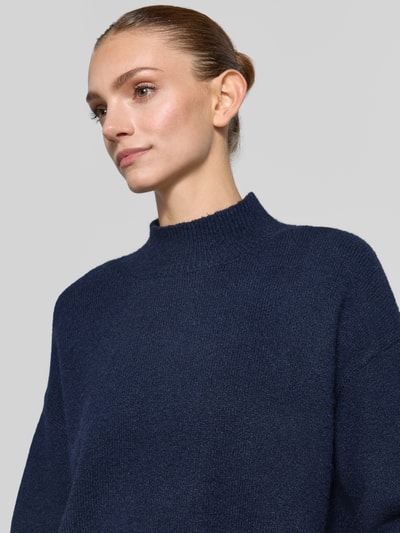 Vrouwenmodel draagt Turtleneck-Pullover met wol en ronde hals van Neo Noir, materiaalmix met wol, recht model, ribboorden, Nahaufnahme bovenlichaam