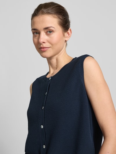 Frauenmodel trägt Weste mit Strukturmuster von Christian Berg Woman in Dunkelblau aus Reine Baumwolle, Regular-Fit, Rundhalsausschnitt, Knopfleiste; Nahaufnahme Oberkörper.