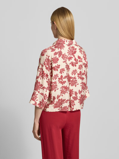Frauenmodel trägt Relaxed Fit Bluse mit 3/4-Arm Modell 'Vildana' von MSCH Copenhagen im Allover-Look, Viskose-Mix, Rückansicht.