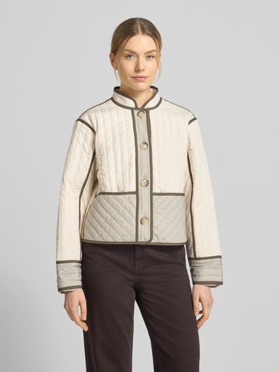 Vrouwenmodel draagt Jacke mit Stehkragen und Knopfleiste van comma in regular fit, lichte kleur met doorgestikte naden, detailaccenten, voorkant volledig zichtbaar, frontale opname, context: ruglengte maat S 51 cm, schouderbreedte 46 cm, borstwijdte 51 cm, mouwlengte 58 cm.