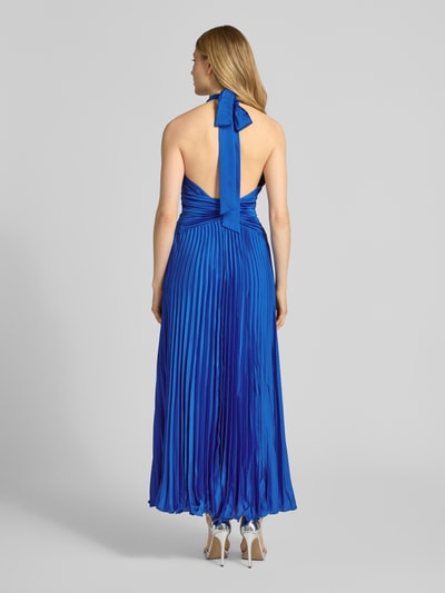 Frauenmodel trägt Neckholder-Midikleid aus Satin Modell 'Natasha' von Forever New, intensiv blau, plissierter Stoff, taillierter Schnitt, Rückenlänge 6 cm, Brustweite 40 cm, Ganzkörperansicht Rückansicht.