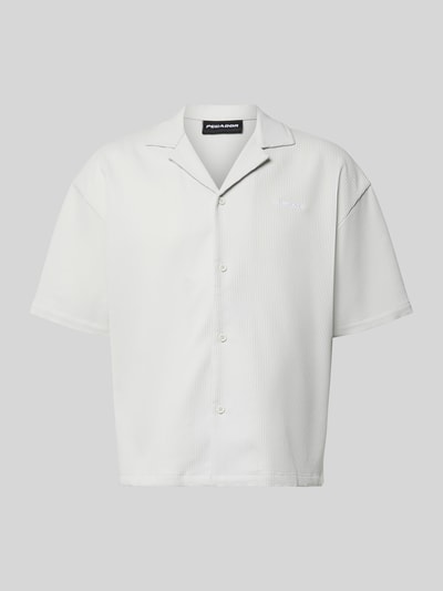 Produktfoto, Relaxed Fit Freizeithemd mit Reverskragen Modell 'Troy' von Pegador in Weiß mit Strukturmuster, Kurzärmelig, Knopfleiste, Logo-Stitching
