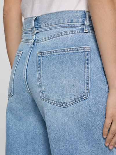 Vrouwenmodel draagt Regular Fit Culotte uit puur katoen model 'GIANNA' van Only, lichtblauw denim, 5-pocket, detailopname rug.