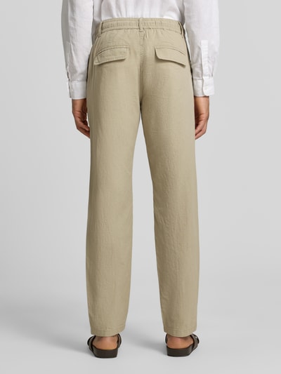 Männermodel trägt Hose aus Leinen-Baumwoll-Mix mit elastischem Bund von Lindbergh in Beige mit Eingrifftaschen, Regular-Fit, Ganzkörperansicht Rückansicht. Bundweite bei Größe M: 40 cm, Innenbeinlänge bei Größe M: 79 cm.