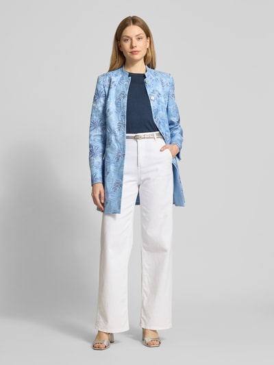 Frauenmodel trägt Slim Fit Longblazer aus Leinen mit Stehkragen von WHITE LABEL, florales Muster in Blau, Stitchings, Knopfleiste, Rückenlänge 80 cm, Brustweite 33 cm, Ärmellänge 62 cm, Ganzkörperansicht von vorne.