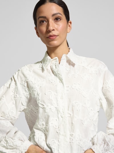 Frauenmodel trägt Regular Fit Bluse mit Stitchings von JAKE*S STUDIO WOMAN aus reiner Baumwolle, Knopfleiste, Hemdblusenkragen, Nahaufnahme Oberkörper.