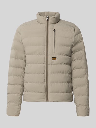 Produktfoto, beige Regular Fit Steppjacke mit Logo-Patch Modell 'Foundation' von G-Star Raw, gewatteerde opstaande kraag, Napoleon-zak, ritssluiting, horizontale stiksels, gladde textuur