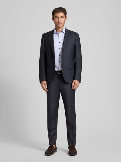 Männermodel trägt Comfort Fit Business-Hemd aus Baumwolle mit Kentkragen von ETERNA, Reine Baumwolle, Brusttasche, 1/2-Arm, Ganzkörperansicht von vorne. Rückenlänge bei Größe 40: 80 cm, Schulterbreite bei Größe 40: 48 cm, Ärmellänge bei Größe 40: 28 cm.