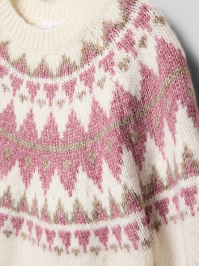 Mädchen trägt Strickpullover mit gerippten Abschlüssen Modell 'erika' von Mango, Material-Mix, Lockerer Schnitt, Nahaufnahme Oberkörper.