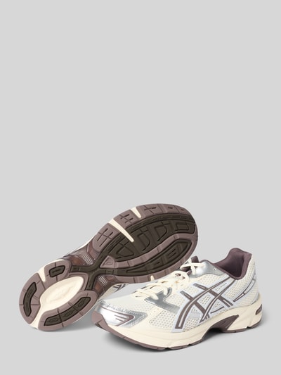 Produktfoto, Sneaker mit Schnürung Modell 'GEL-1130' von ASICS, cremefarbene und silberne Töne, abgerundete Spitze, profilierte Sohle, sichtbare Label-Details, strukturierte Oberfläche, Schafthöhe und Absatzhöhe bei Größe 44, geeignet für Herren