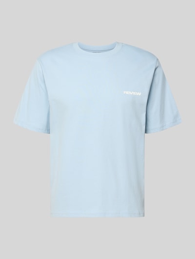 Produktfoto, hellblaues T-Shirt mit Logo und Rundhalsausschnitt von REVIEW, aus Baumwoll-Viskose-Mix, Regular Fit, auf grauem Hintergrund.