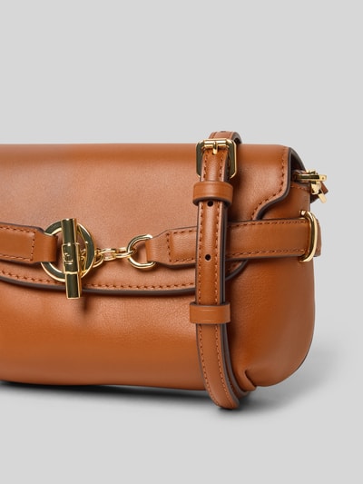 Produktfoto, Crossbody Bag mit Label-Detail von Lauren Ralph Lauren ze skóry bydlęcej, brzeg, odpinany pasek, szerokie 18 cm, długość 13 cm, głębokość 5 cm, długość paska 108 cm, brązowa, gładka faktura, detal z logo